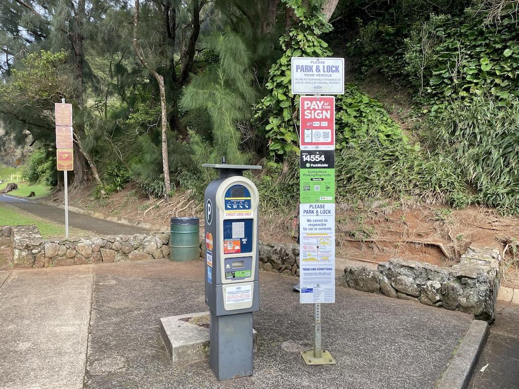 View of parking meter and sign at the parking lot at Nu’uanu Pali Lookout, in Oahu, Hawaii 