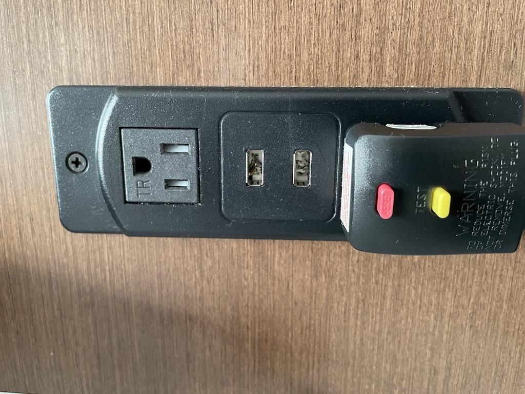 Non working electrical outlets in hotel room that Luna stayed at in the Midwest